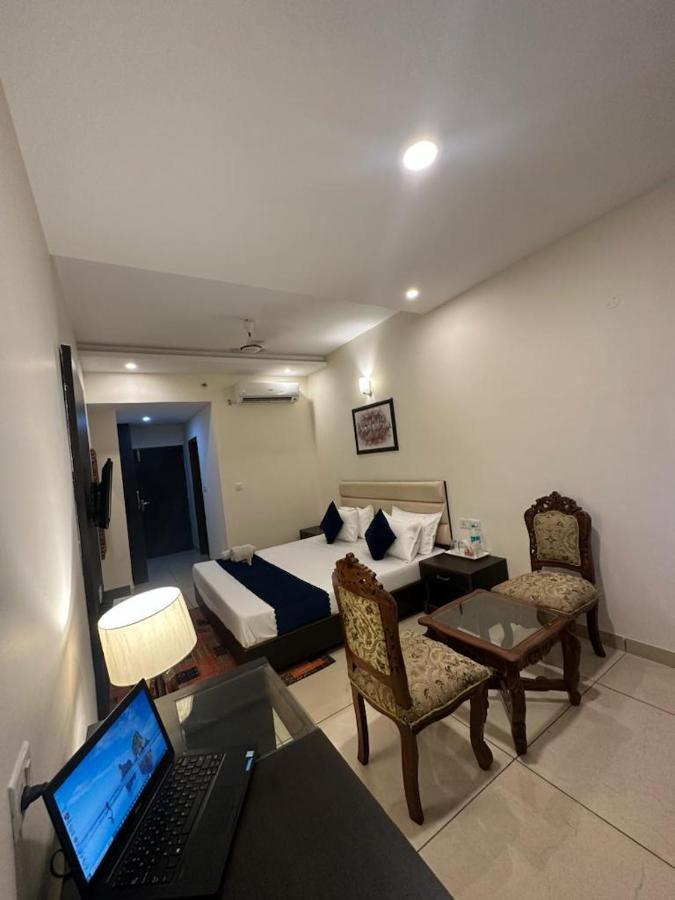 Hotel Jb Residency !! Luxurious & Royal Balcony Rooms !! Large Rooms Zirakpur المظهر الخارجي الصورة