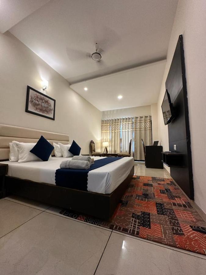 Hotel Jb Residency !! Luxurious & Royal Balcony Rooms !! Large Rooms Zirakpur المظهر الخارجي الصورة