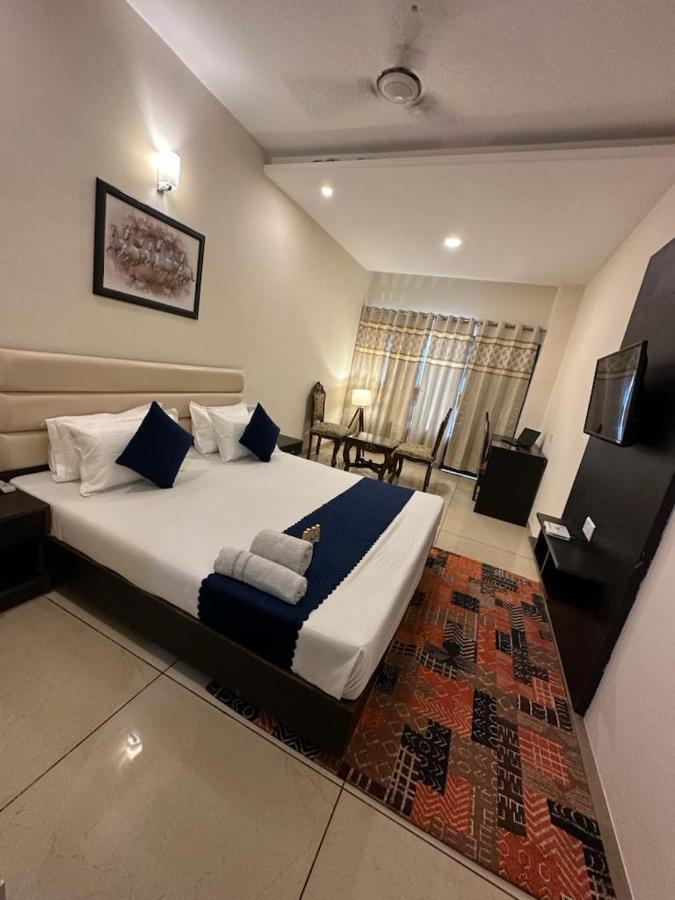 Hotel Jb Residency !! Luxurious & Royal Balcony Rooms !! Large Rooms Zirakpur المظهر الخارجي الصورة