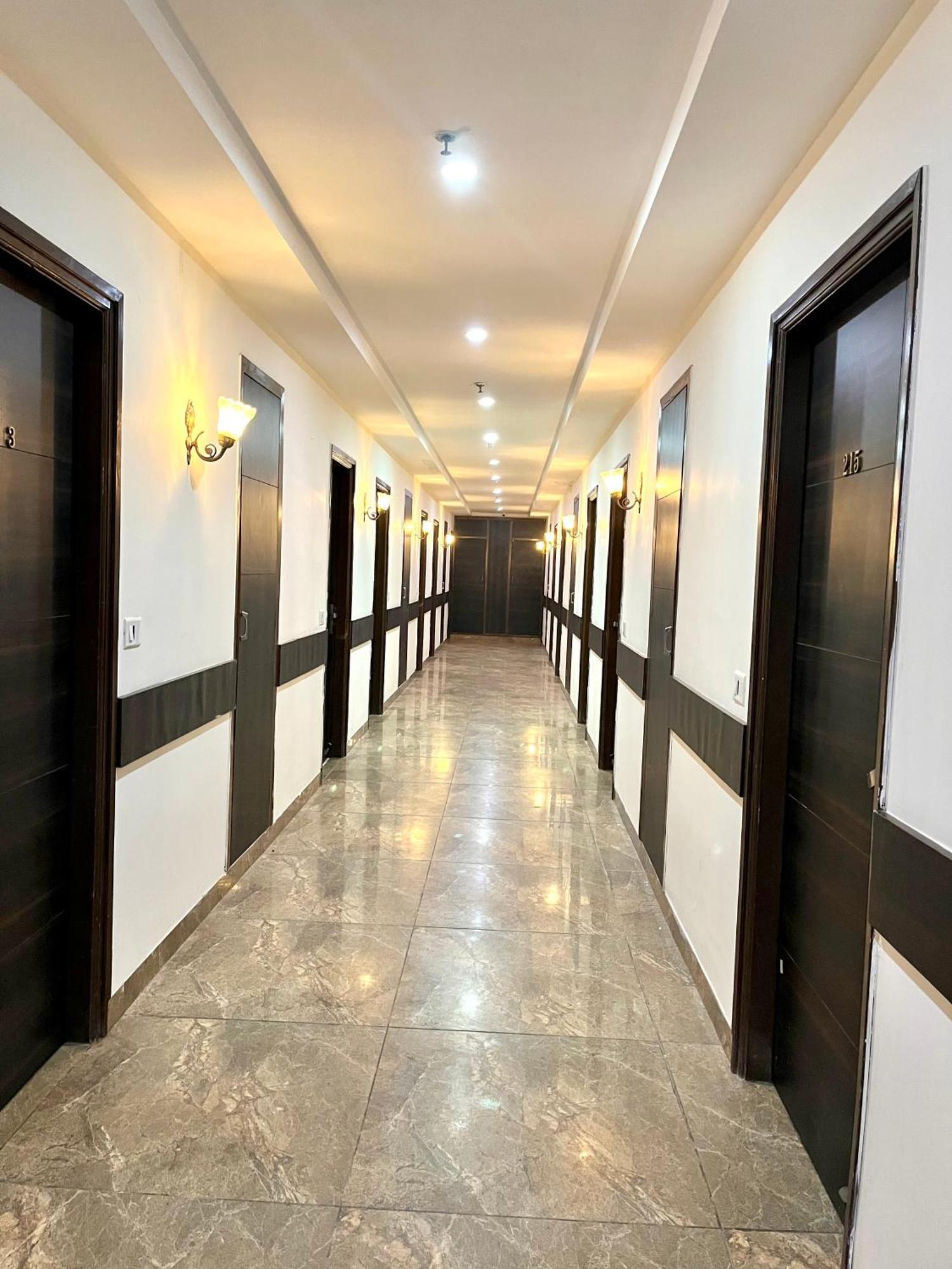 Hotel Jb Residency !! Luxurious & Royal Balcony Rooms !! Large Rooms Zirakpur المظهر الخارجي الصورة