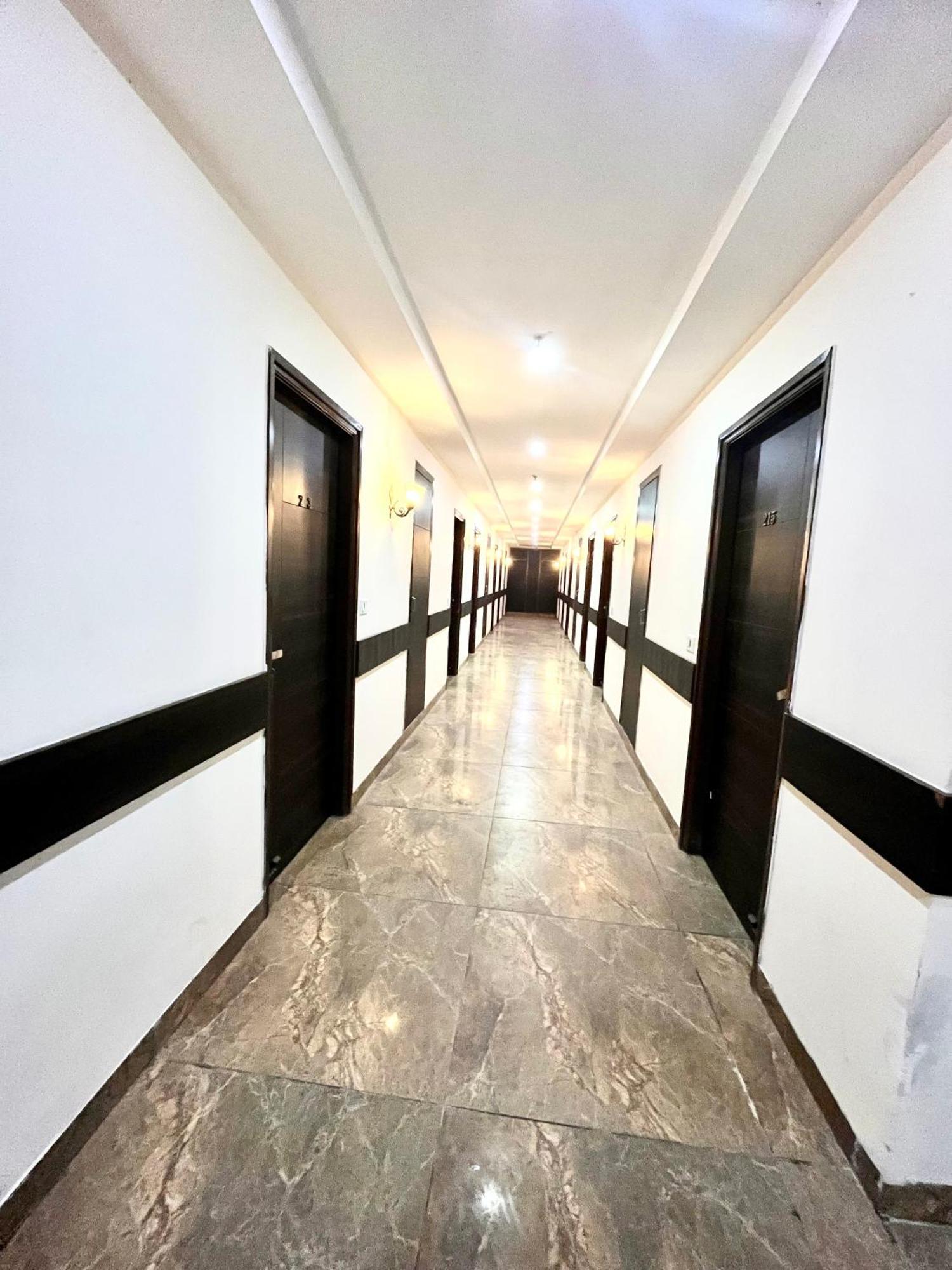 Hotel Jb Residency !! Luxurious & Royal Balcony Rooms !! Large Rooms Zirakpur المظهر الخارجي الصورة