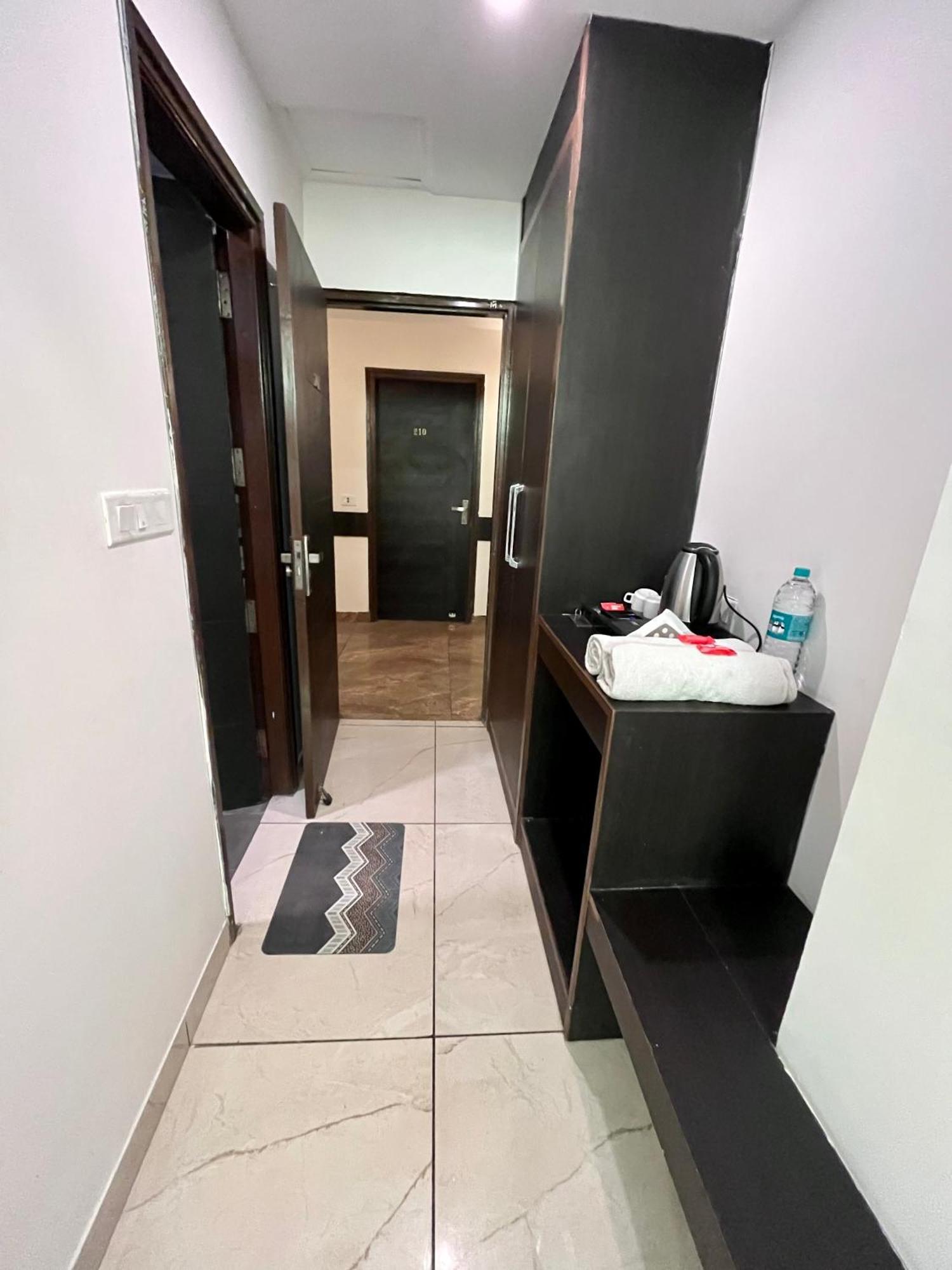Hotel Jb Residency !! Luxurious & Royal Balcony Rooms !! Large Rooms Zirakpur المظهر الخارجي الصورة