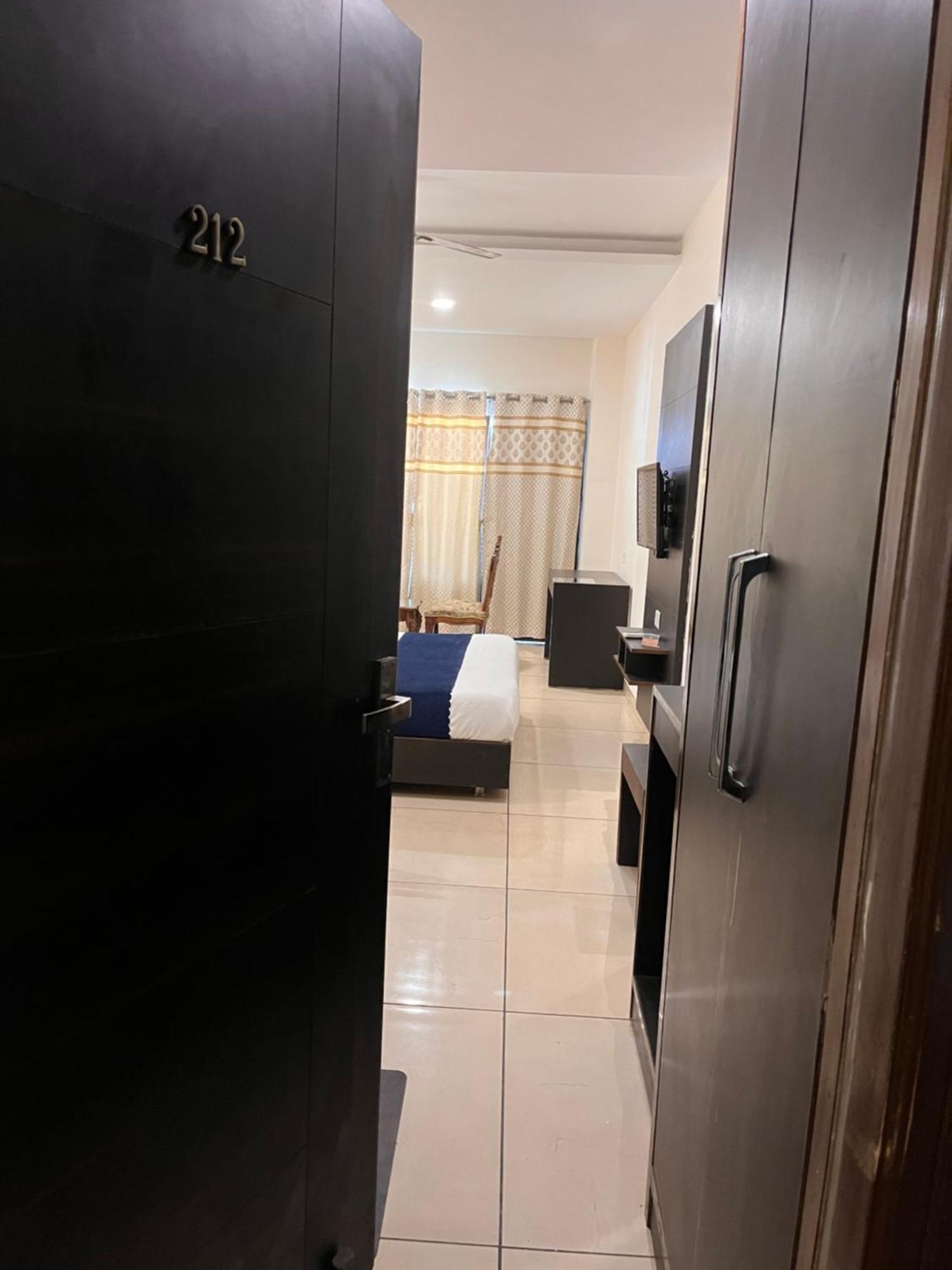 Hotel Jb Residency !! Luxurious & Royal Balcony Rooms !! Large Rooms Zirakpur المظهر الخارجي الصورة