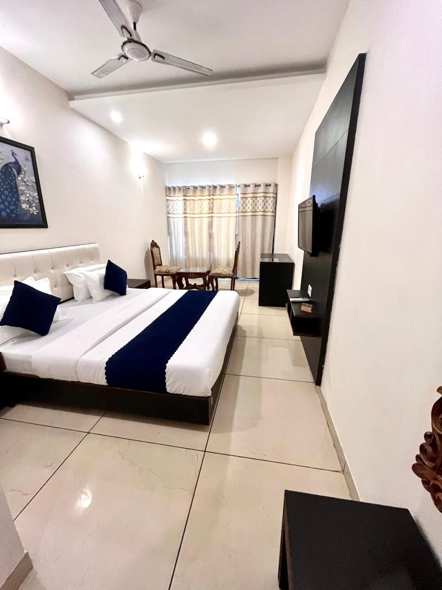 Hotel Jb Residency !! Luxurious & Royal Balcony Rooms !! Large Rooms Zirakpur المظهر الخارجي الصورة
