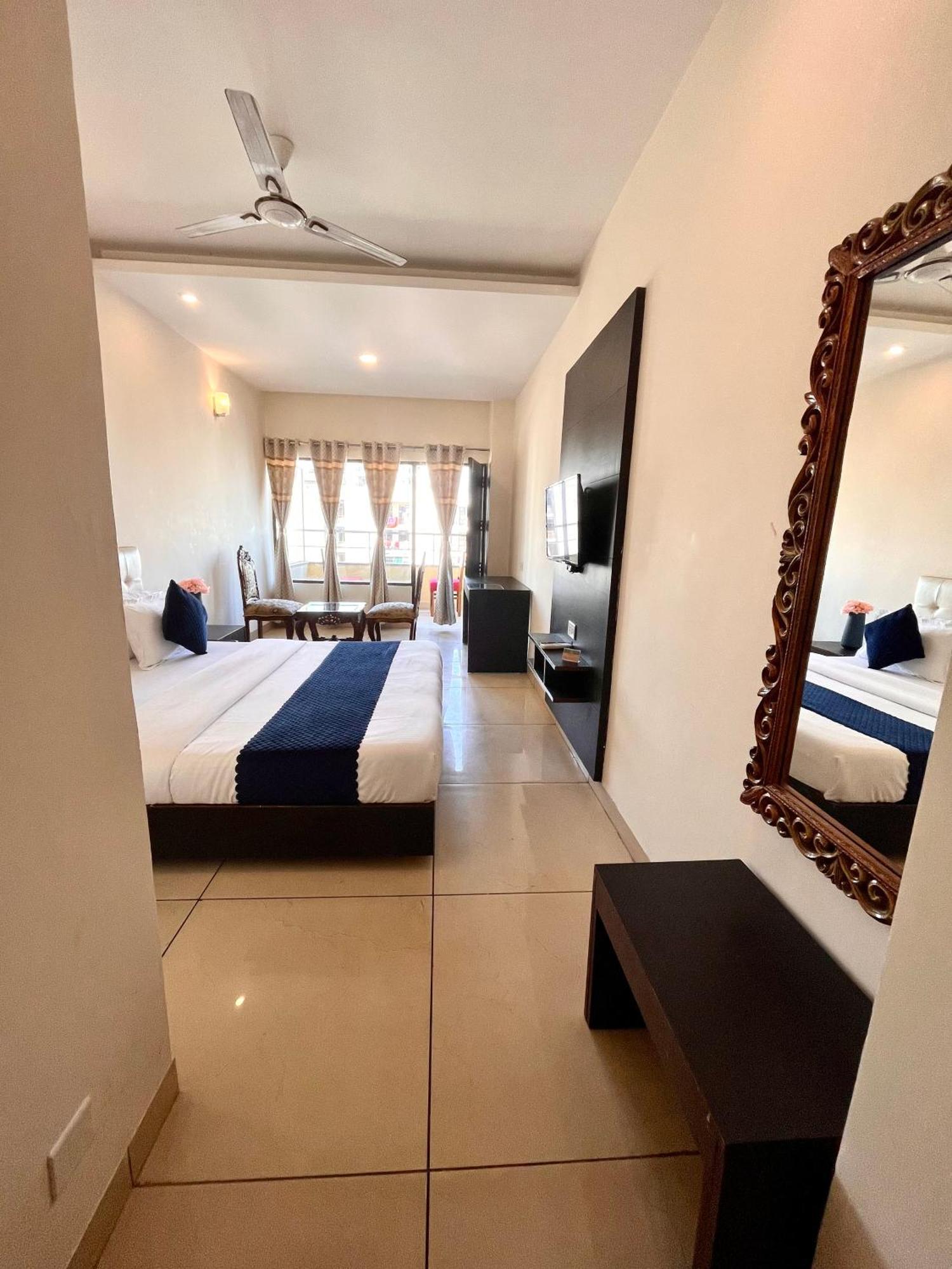 Hotel Jb Residency !! Luxurious & Royal Balcony Rooms !! Large Rooms Zirakpur المظهر الخارجي الصورة