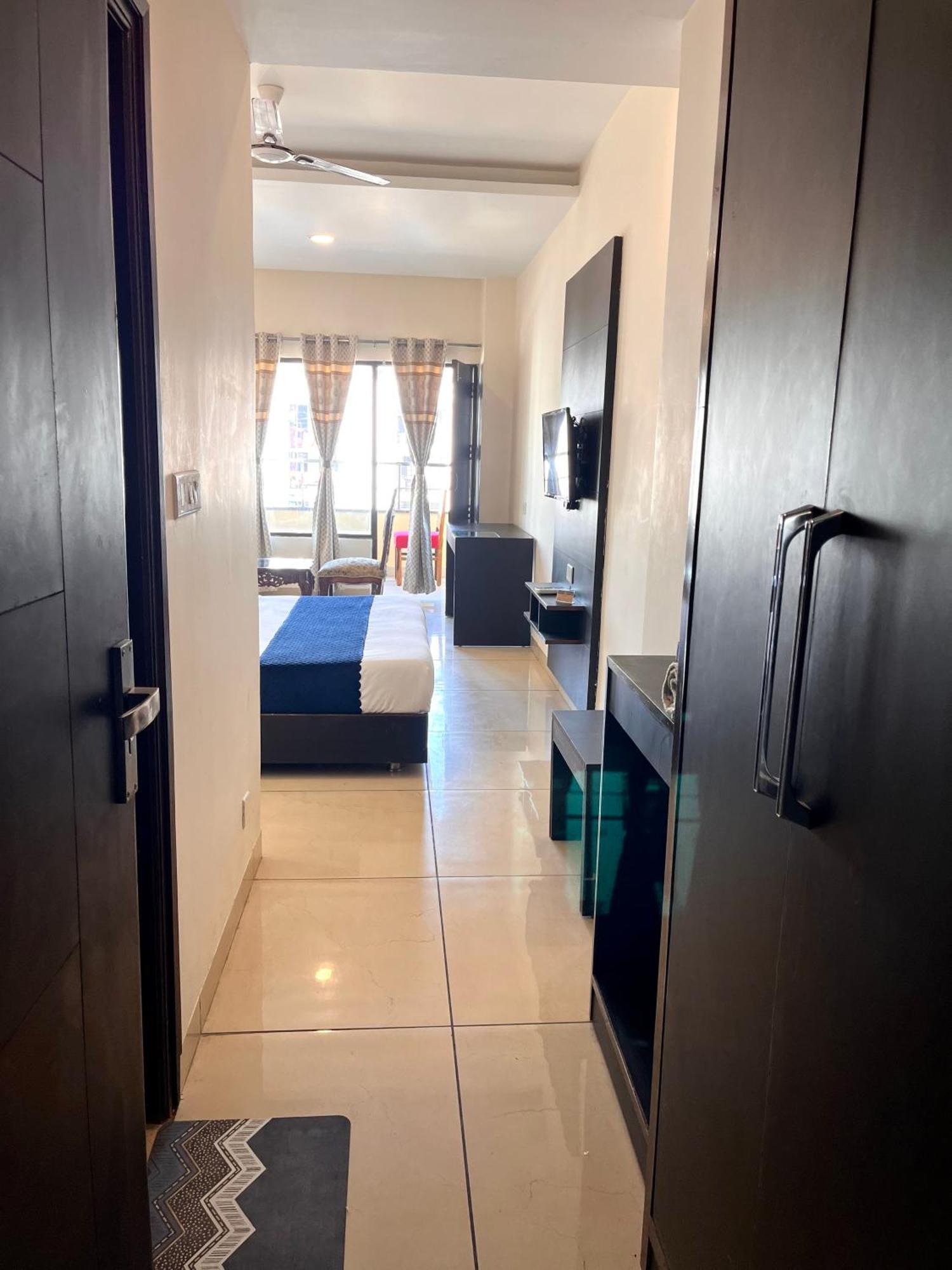 Hotel Jb Residency !! Luxurious & Royal Balcony Rooms !! Large Rooms Zirakpur المظهر الخارجي الصورة