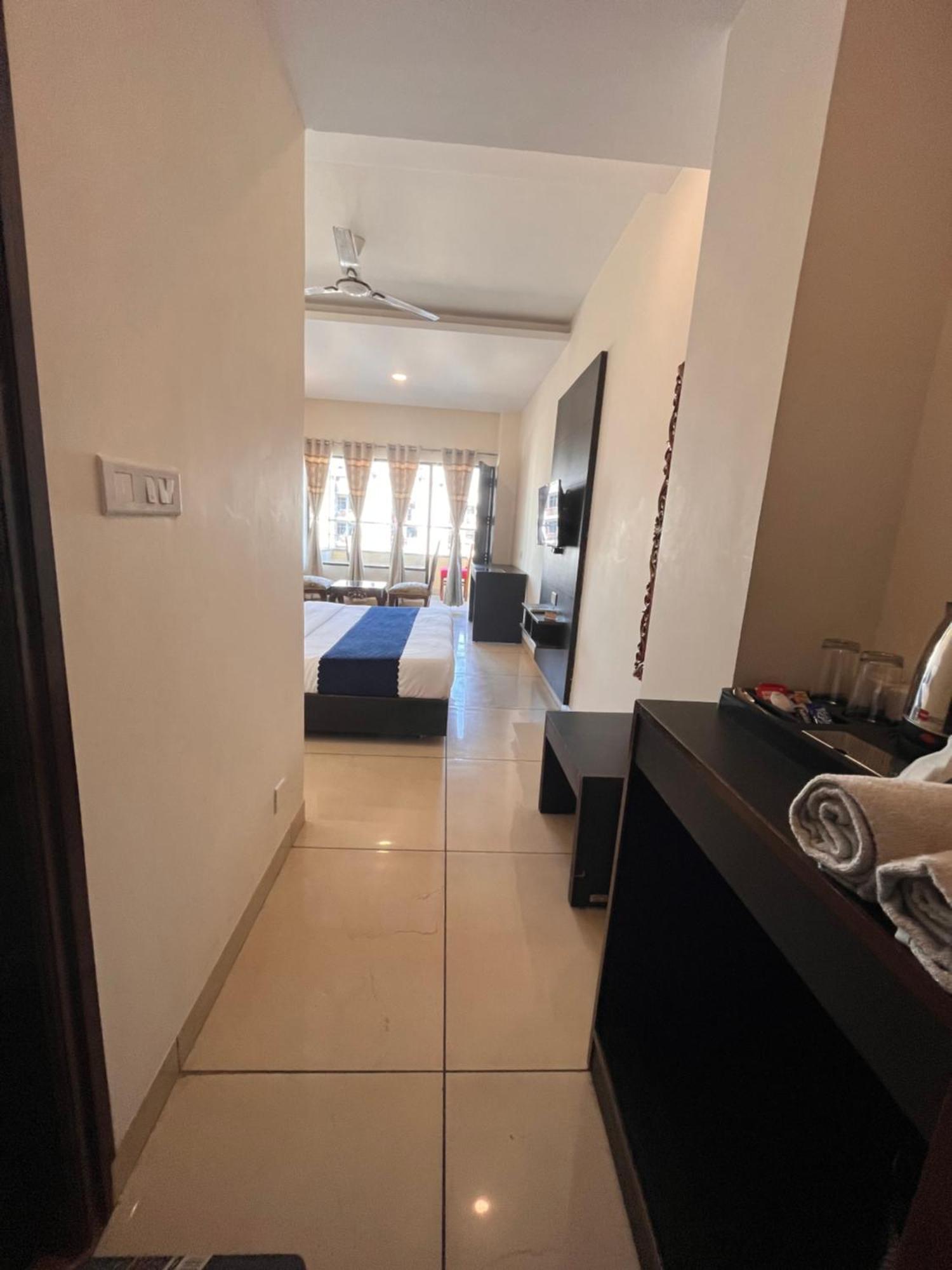 Hotel Jb Residency !! Luxurious & Royal Balcony Rooms !! Large Rooms Zirakpur المظهر الخارجي الصورة