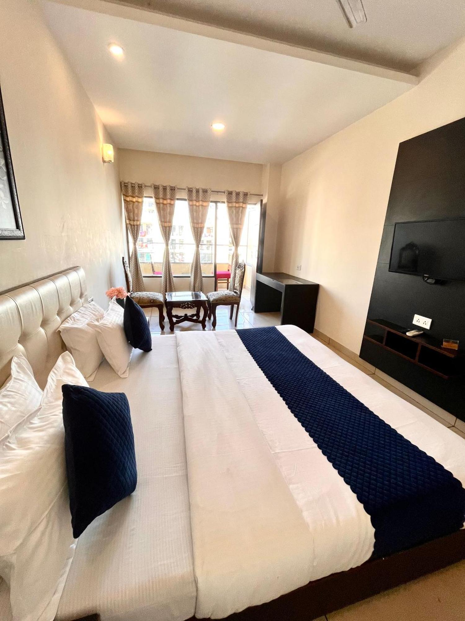 Hotel Jb Residency !! Luxurious & Royal Balcony Rooms !! Large Rooms Zirakpur المظهر الخارجي الصورة