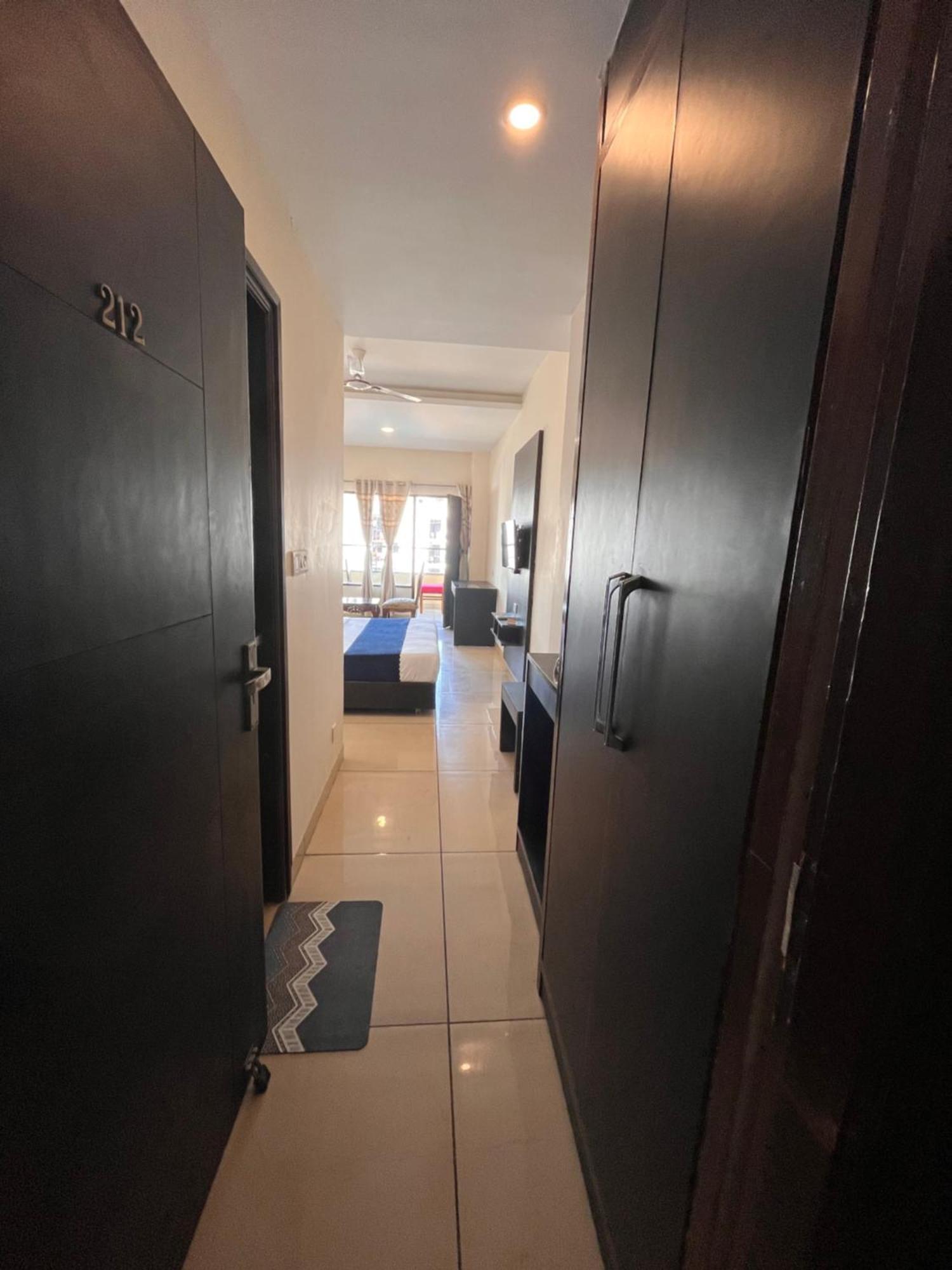 Hotel Jb Residency !! Luxurious & Royal Balcony Rooms !! Large Rooms Zirakpur المظهر الخارجي الصورة