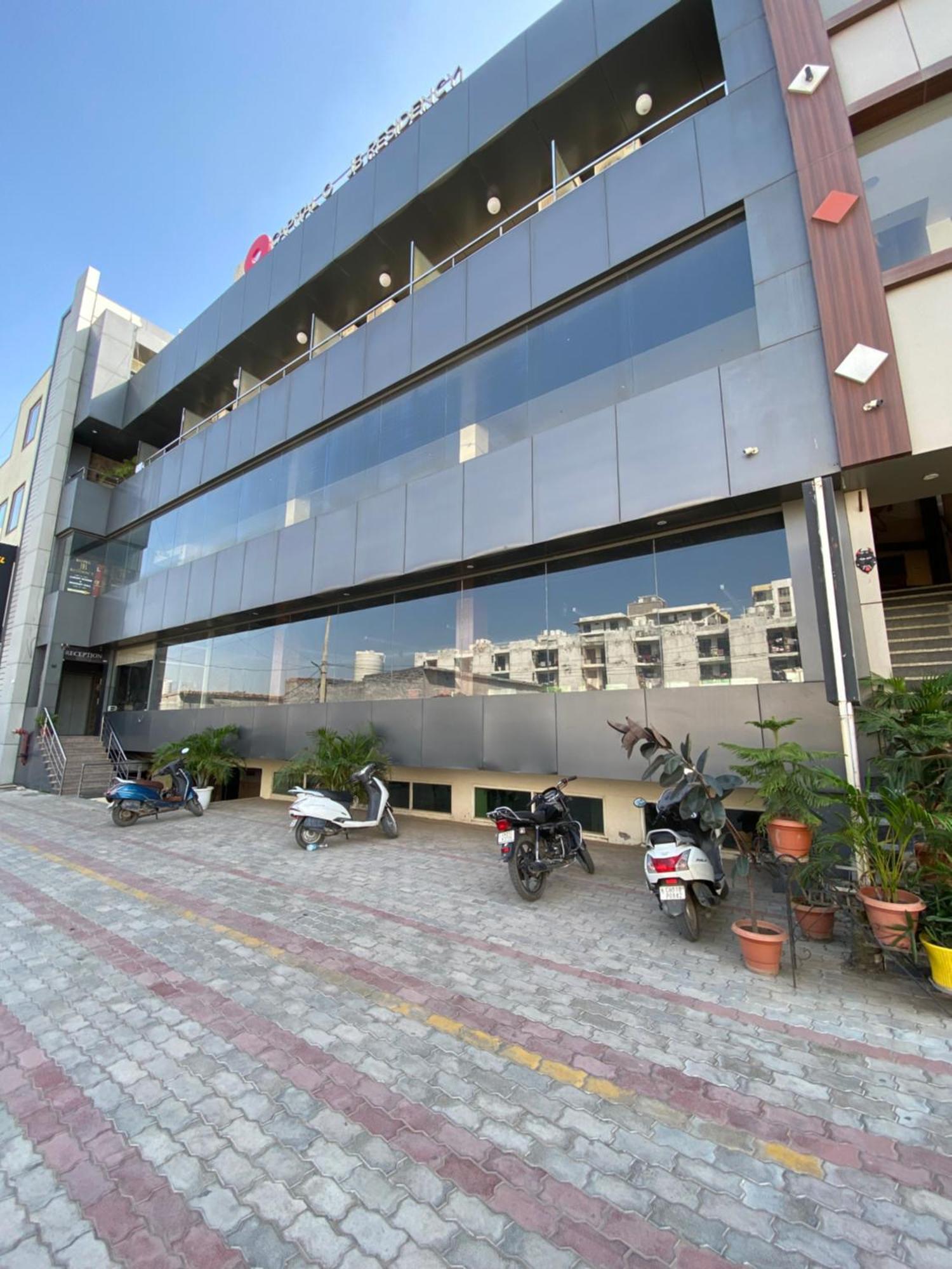 Hotel Jb Residency !! Luxurious & Royal Balcony Rooms !! Large Rooms Zirakpur المظهر الخارجي الصورة