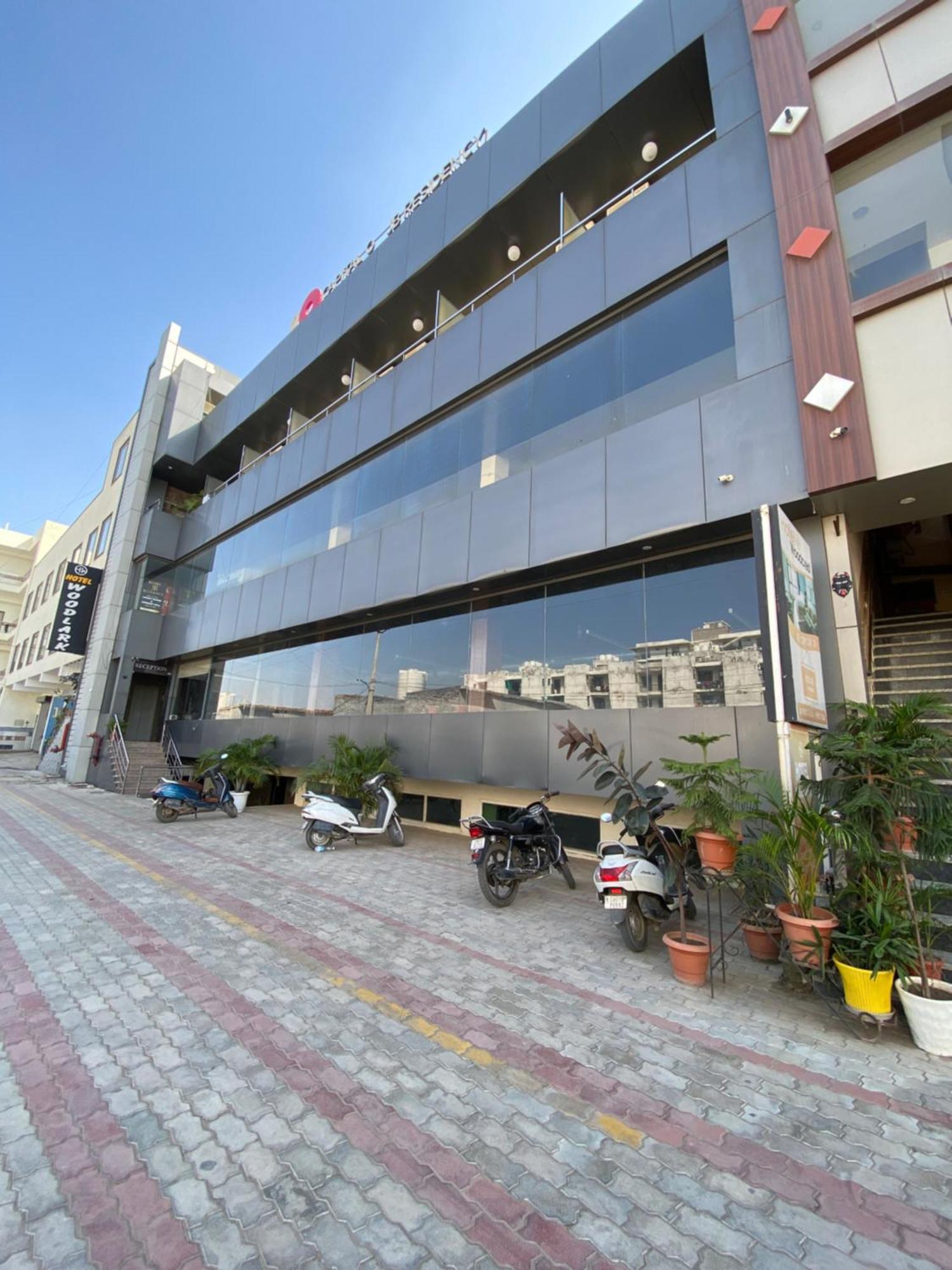 Hotel Jb Residency !! Luxurious & Royal Balcony Rooms !! Large Rooms Zirakpur المظهر الخارجي الصورة