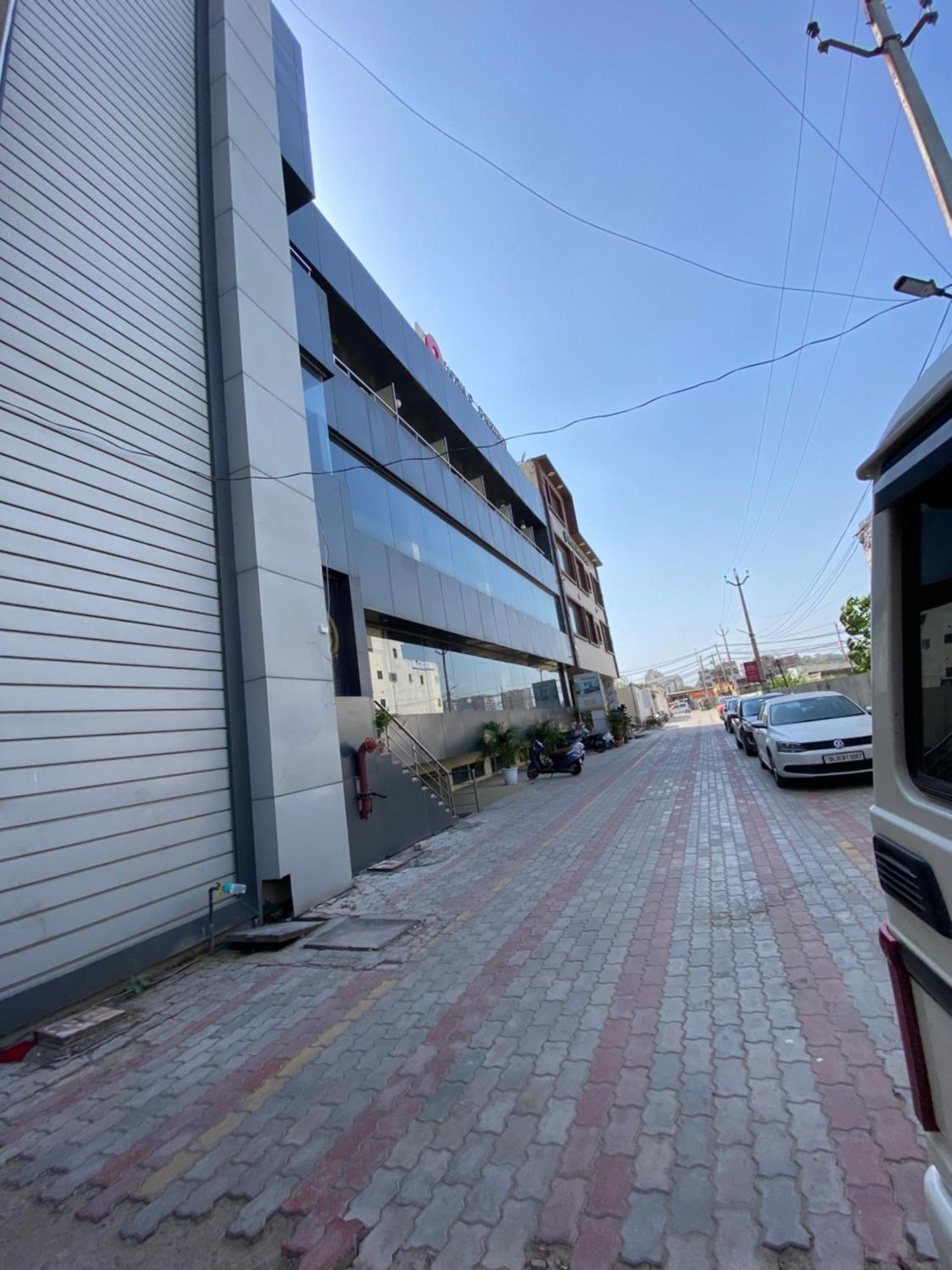 Hotel Jb Residency !! Luxurious & Royal Balcony Rooms !! Large Rooms Zirakpur المظهر الخارجي الصورة