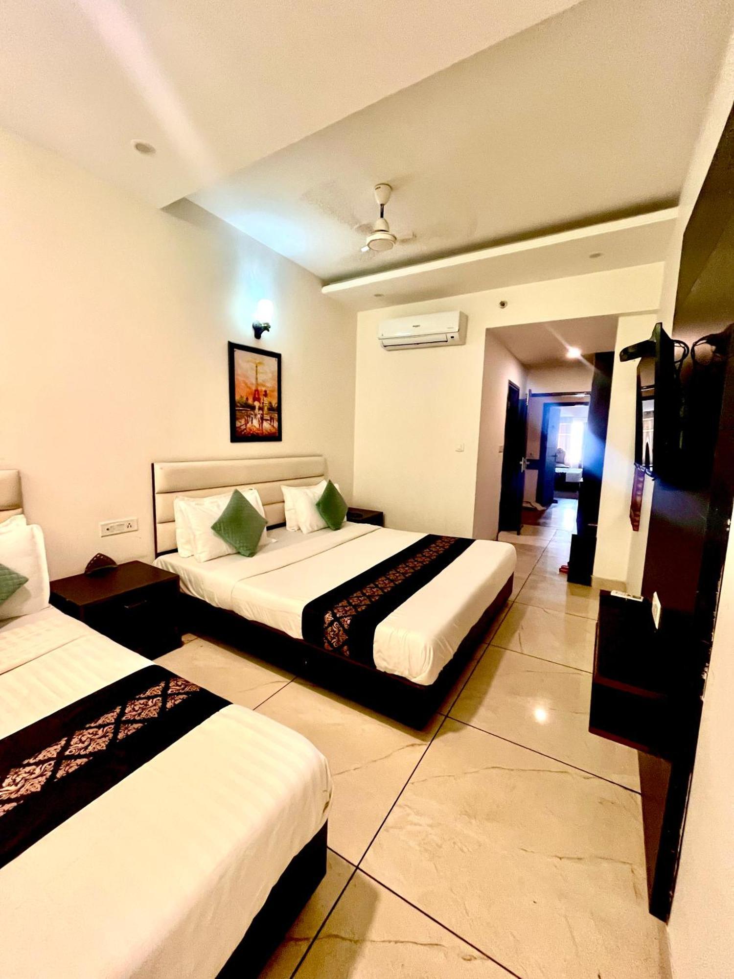 Hotel Jb Residency !! Luxurious & Royal Balcony Rooms !! Large Rooms Zirakpur المظهر الخارجي الصورة